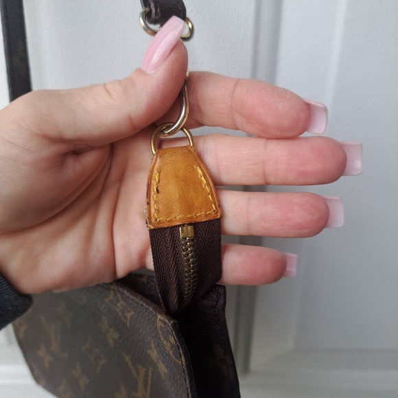 Small Louis Vuitton Crossbody Purse/Pouch💛🤎 - Picture 3 of 16